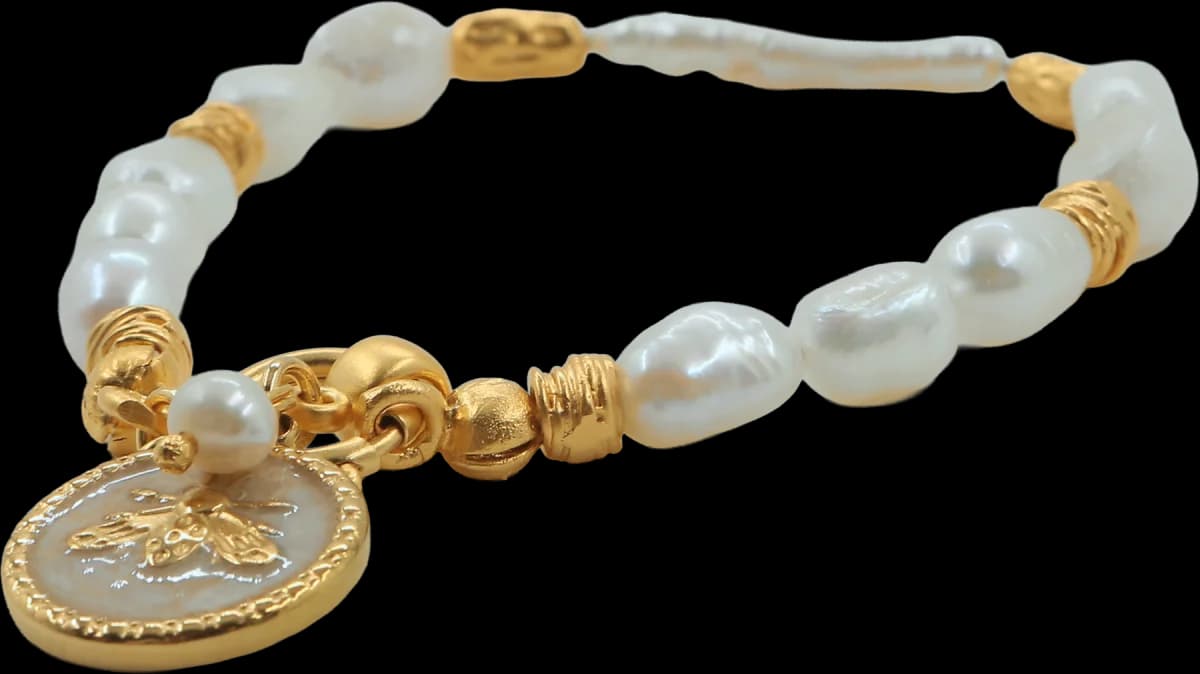 GOLDEN BEE CHARM İNCİ BİLEKLİK 