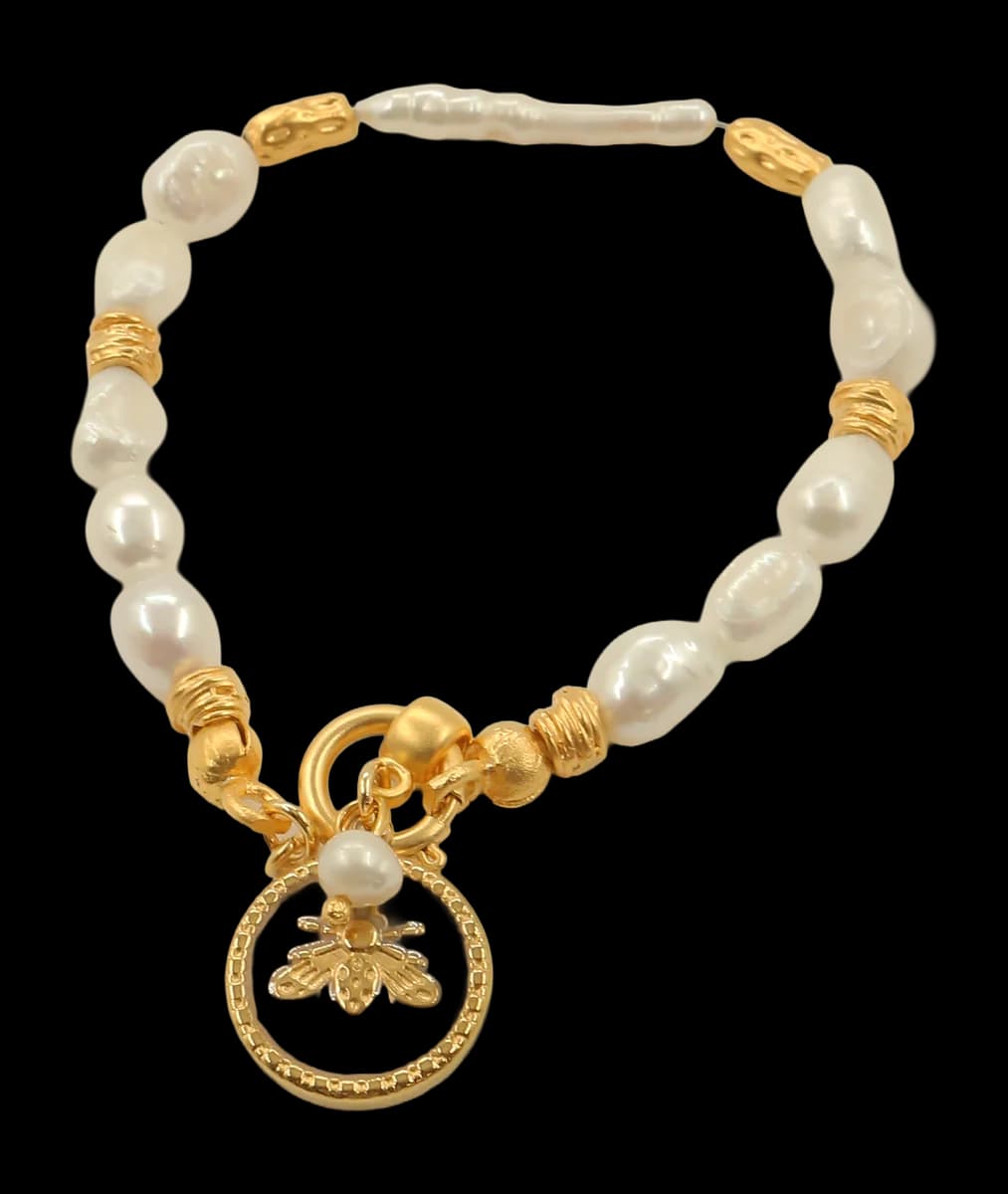 GOLDEN BEE CHARM İNCİ BİLEKLİK 